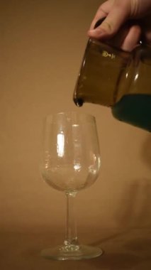 Viridyen renk, asma camında renkli sıvı. 