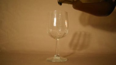 Sarmaşık bardağında yanmış koyu renkli sıvı. 