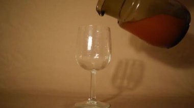 Cadmium kırmızı renkli sıvı sarmaşık bardağında 