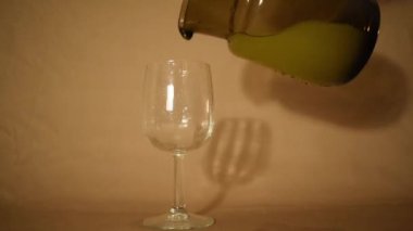 Kadmiyum sarısı, sarmaşık camında soluk renkli sıvı. 