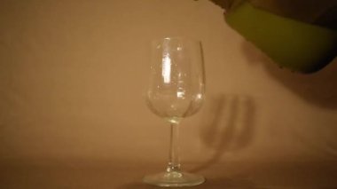 Asma bardakta limon sarısı sıvı 