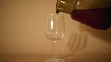 Mor göl, asma camında renkli sıvı. 