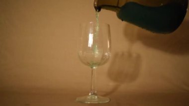 Viridyen renk, asma camında renkli sıvı. 