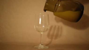 Asma camında sarı lacivert sıvı. 