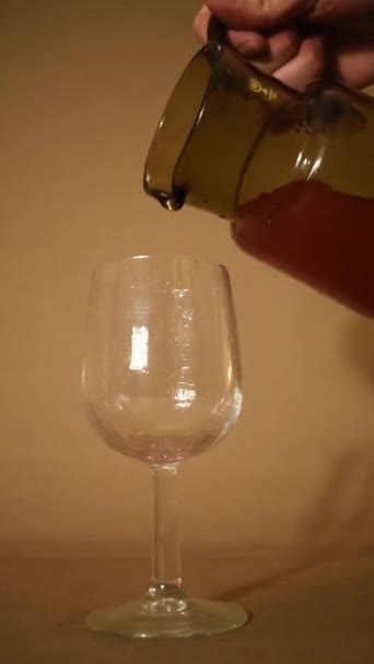 Alizarin Purpurfarbene Flüssigkeit Weinglas — Stockvideo