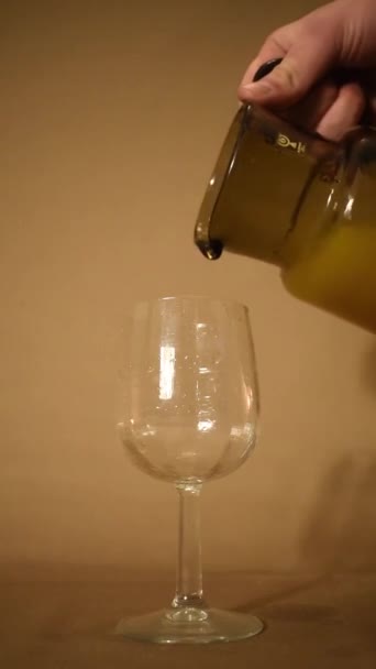 Gelber Ocker Gefärbte Flüssigkeit Weinglas — Stockvideo