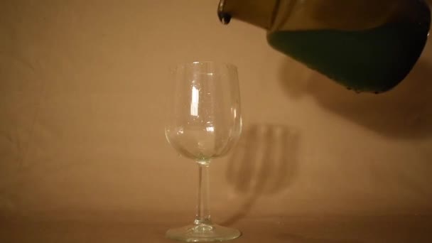 フッカーの緑の液体ワイングラスに — ストック動画