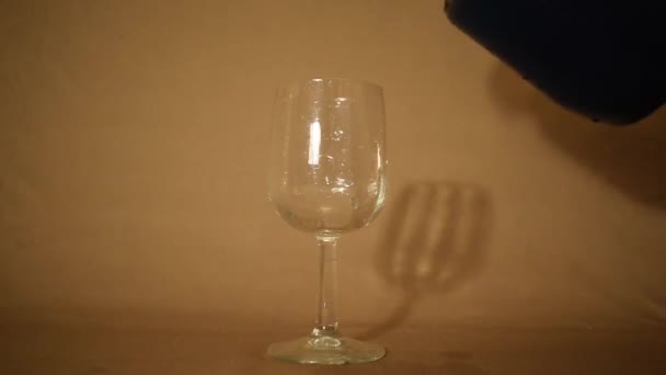 Intensiv Blau Gefärbte Flüssigkeit Weinglas — Stockvideo