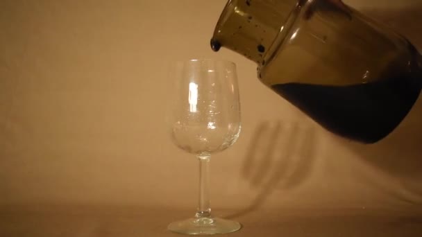 Paynes Graue Flüssigkeit Weinglas — Stockvideo