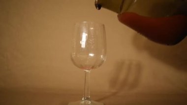 Üzüm bardağında Hint kırmızı sıvısı 