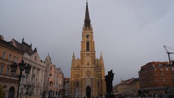 圣母玛利亚堂 Mary Church 是塞尔维亚诺维萨德的一个罗马天主教教区教堂 纪念圣母玛利亚的圣名 — 图库视频影像