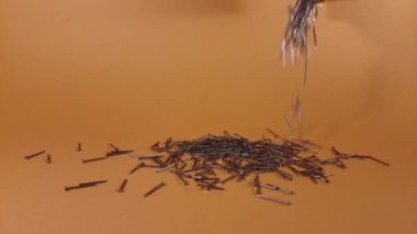 Turuncu arka plana çivi çakmak.