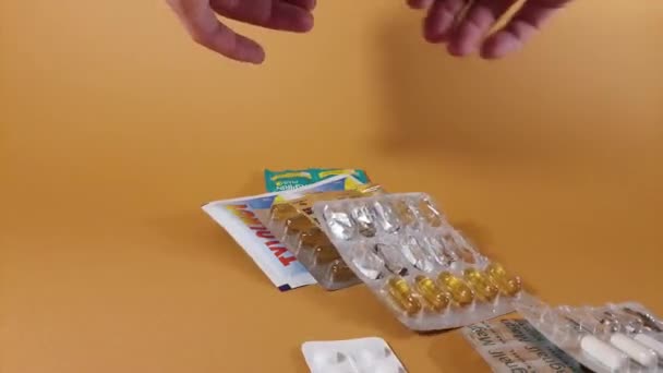 Banyak Obat Obatan Pada Latar Belakang Oranye — Stok Video