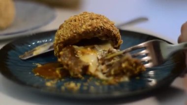 Süslü bir pastanede renkli bir tabakta hamur tatlısı yakın. 