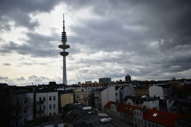 Çatıdan bulutlu bir günde Hamburg silueti