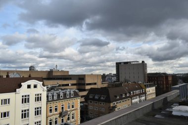 Çatıdan bulutlu bir günde Hamburg silueti