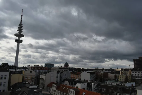 Hamburger Skyline Einem Bewölkten Tag Von Einem Dach Aus — Stockfoto