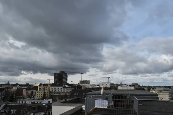 Hamburg Felhőkarcoló Egy Felhős Napon Tetőről — Stock Fotó