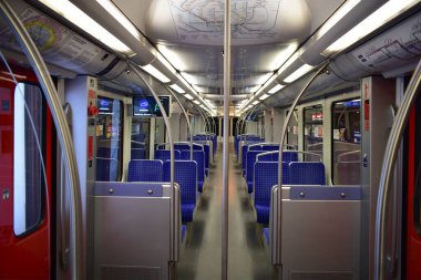 Boş bir metro treninin içinde.