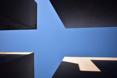 Aşağıdan beton küpleri ve mavi gökyüzü Avrupa 'da öldürülen Yahudileri anmak için.
