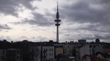 Çatıdan bulutlu bir günde Hamburg silueti 