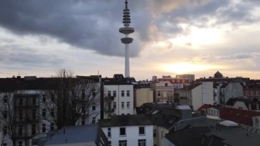 Çatıdan bulutlu bir günde Hamburg silueti 