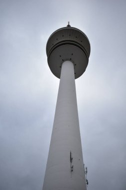 Bulutlu bir günde aşağıdan Hamburg kulesi