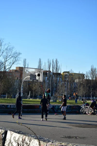 Basket Spel Mauer Park Människor Som Spelar Basket — Stockfoto