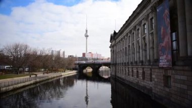 Berlin 'de Kanal, arka planda Berlin Kulesi.