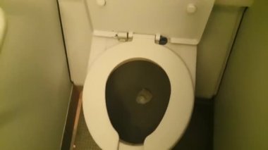 Uçakta sifonu çekmek.