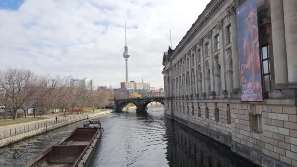 Канал Берліні Баштою Задньому Плані — стокове відео
