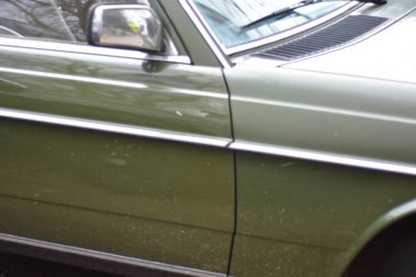 Yeşil renkli eski Mercedes 230. Yaklaş.