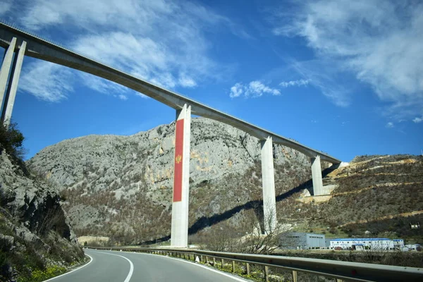 Moracica 콘크리트 기둥에 몬테네그로 국기와 Moraca 협곡을 지르는 — 스톡 사진