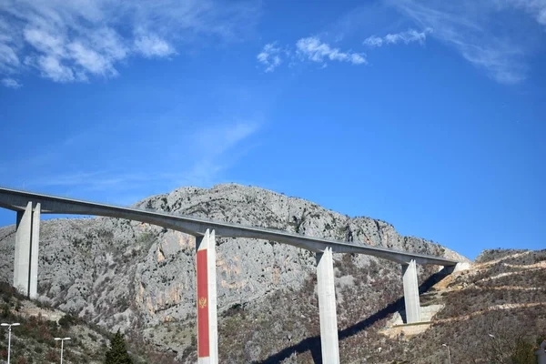Moracica 콘크리트 기둥에 몬테네그로 국기와 Moraca 협곡을 지르는 — 스톡 사진