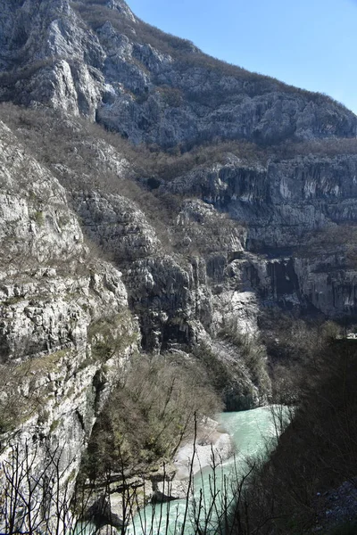 과푸른 강물이 흐르는 바위투성이 의산들을 협곡을 오르는 — 스톡 사진