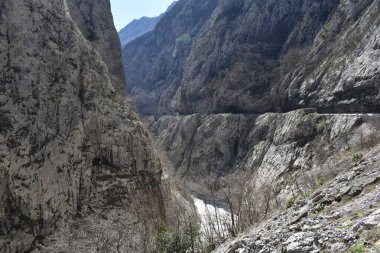 İnsanoğlu, 'Moracac' nehrinin kayalık kanyonunda yol yaptı. 