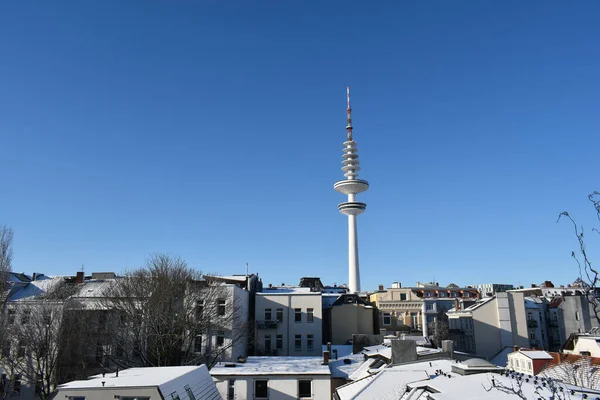 汉堡电视塔和屋顶在寒冷晴朗的雪天 — 图库照片