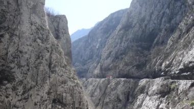 Güneşli bir günde bir kanyondan geçen yol