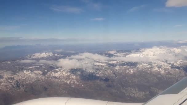Avión Comercial Volando Sobre Montañas Vista Través Una Ventana — Vídeo de stock