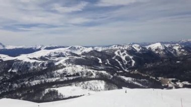 Kayak merkezinin tepesinden dağların manzarası 