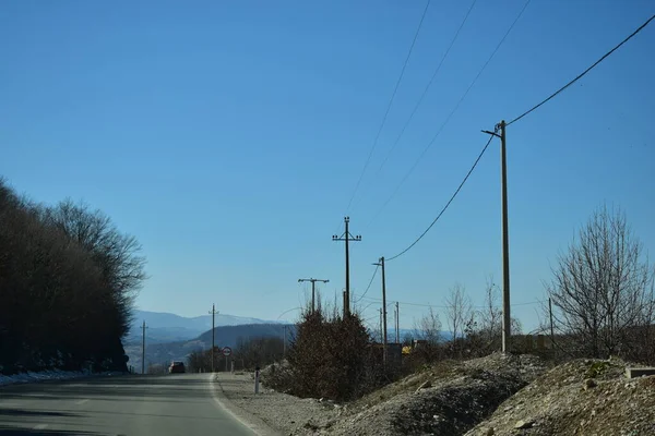道路の近くの古い電気線 — ストック写真