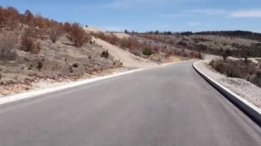 Son zamanlarda dağlarda inşa edilen yeni bir yol gezisi