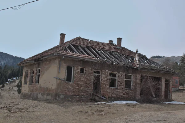 Старий Зруйнований Червоний Цегляний Будинок Розвалюється — стокове фото