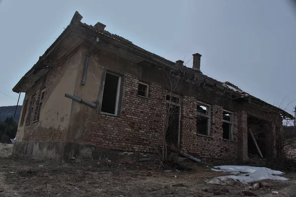 Старий Зруйнований Червоний Цегляний Будинок Розвалюється — стокове фото