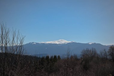 Baharda karla kaplı dağların manzarası