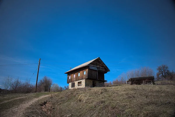 山中古老的农村废弃木屋 — 图库照片