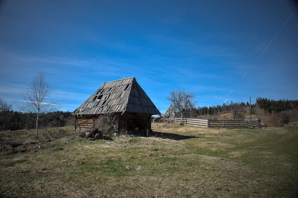 山中古老的农村废弃木屋 — 图库照片