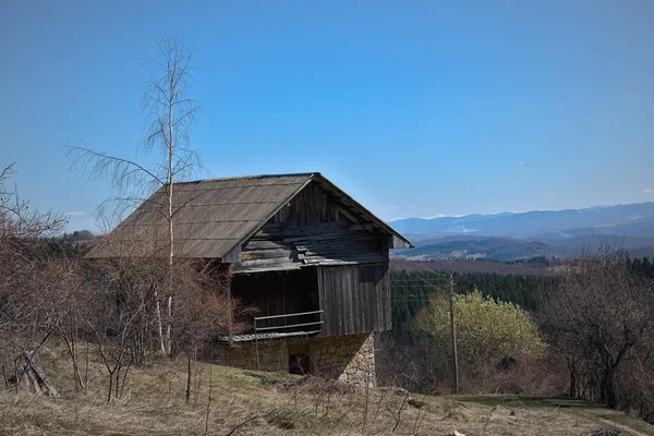 Old Pedesaan Ditinggalkan Rumah Kayu Pegunungan — Stok Foto