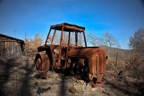 山の古い錆びたトラクターは — ストック写真