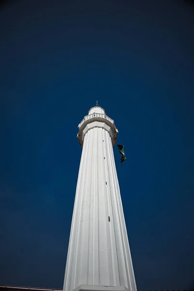 Niedrige Perspektive Von Minarett Auf Blauem Himmel — Stockfoto